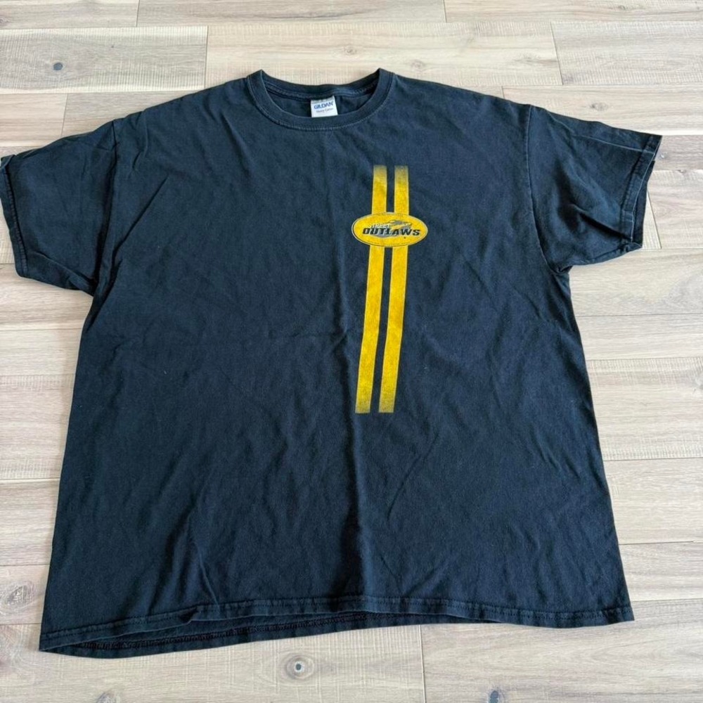 Black and yellow Gildan Outlaws racing tee Sz XL